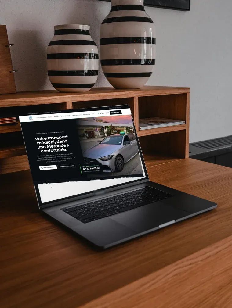 Site internet ADK Taxis affiché sur un ordinateur portable
