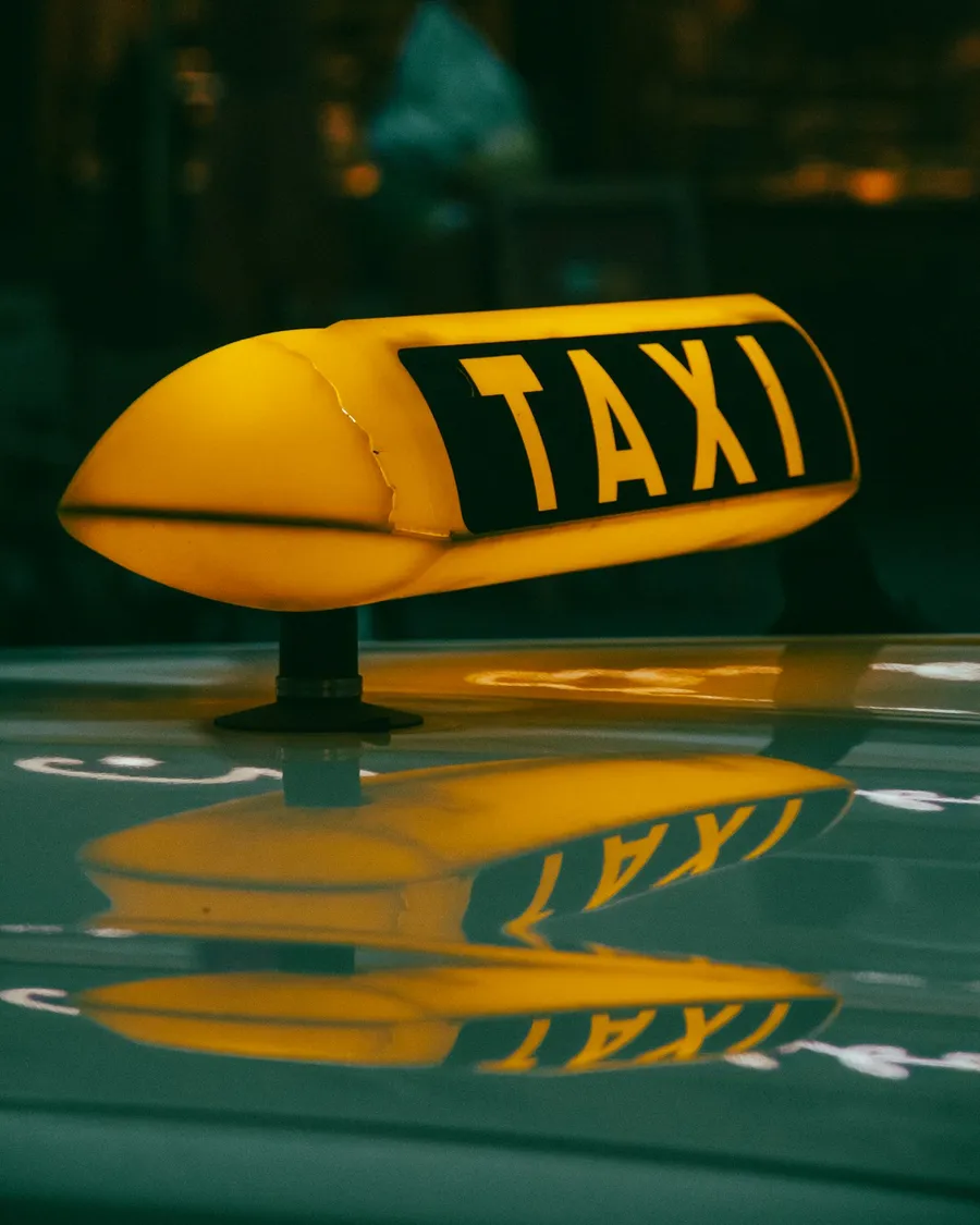Borne TAXI jaune sur le toit d'un véhicule