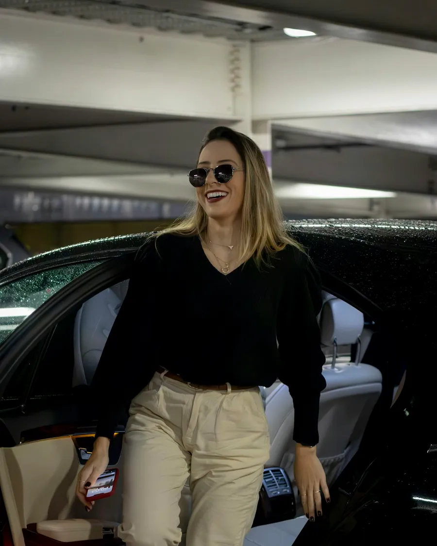 Cliente descendant d'un véhicule de transport avec chauffeur
