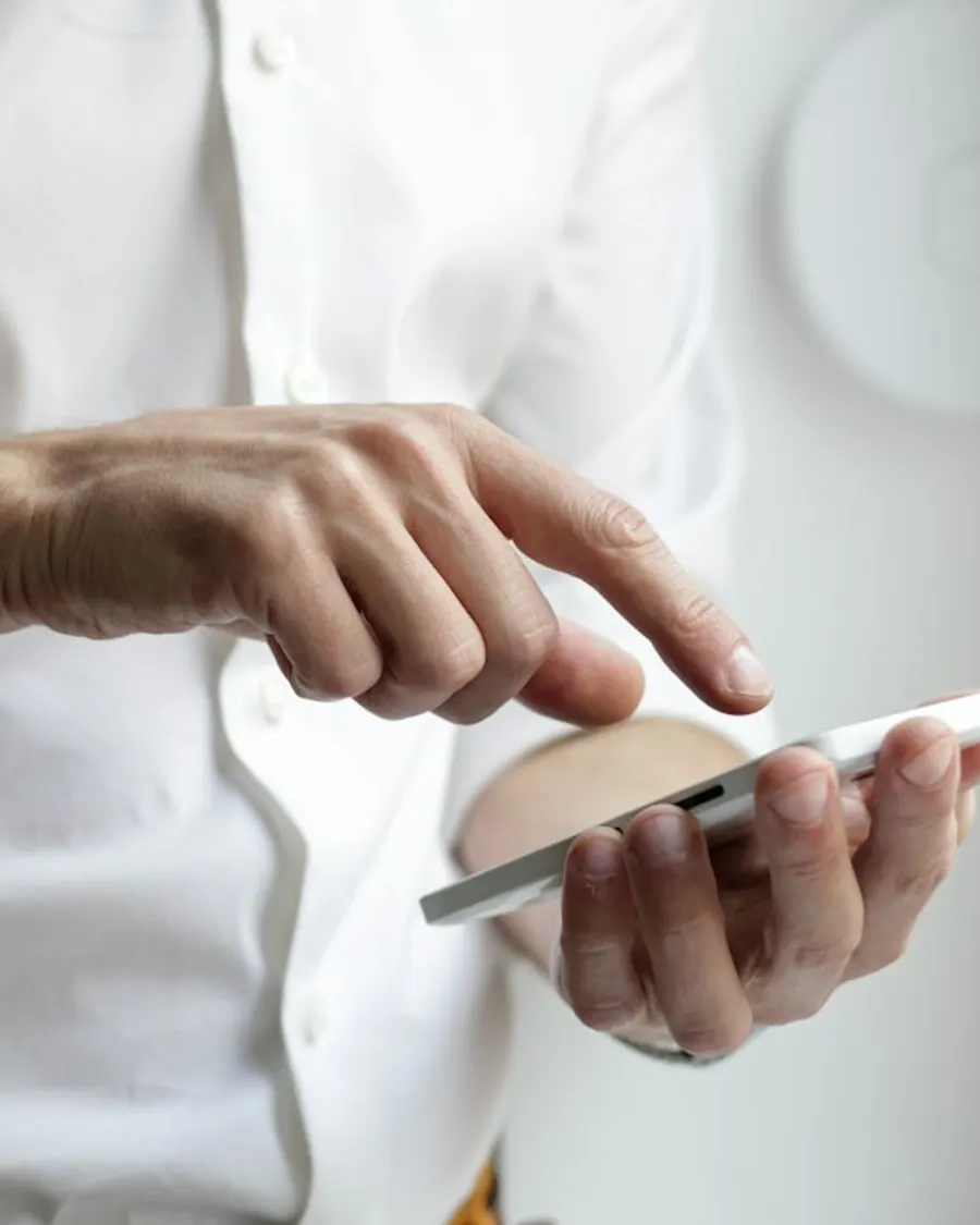 Client remplissant un formulaire de réservation de course de taxi sur son téléphone