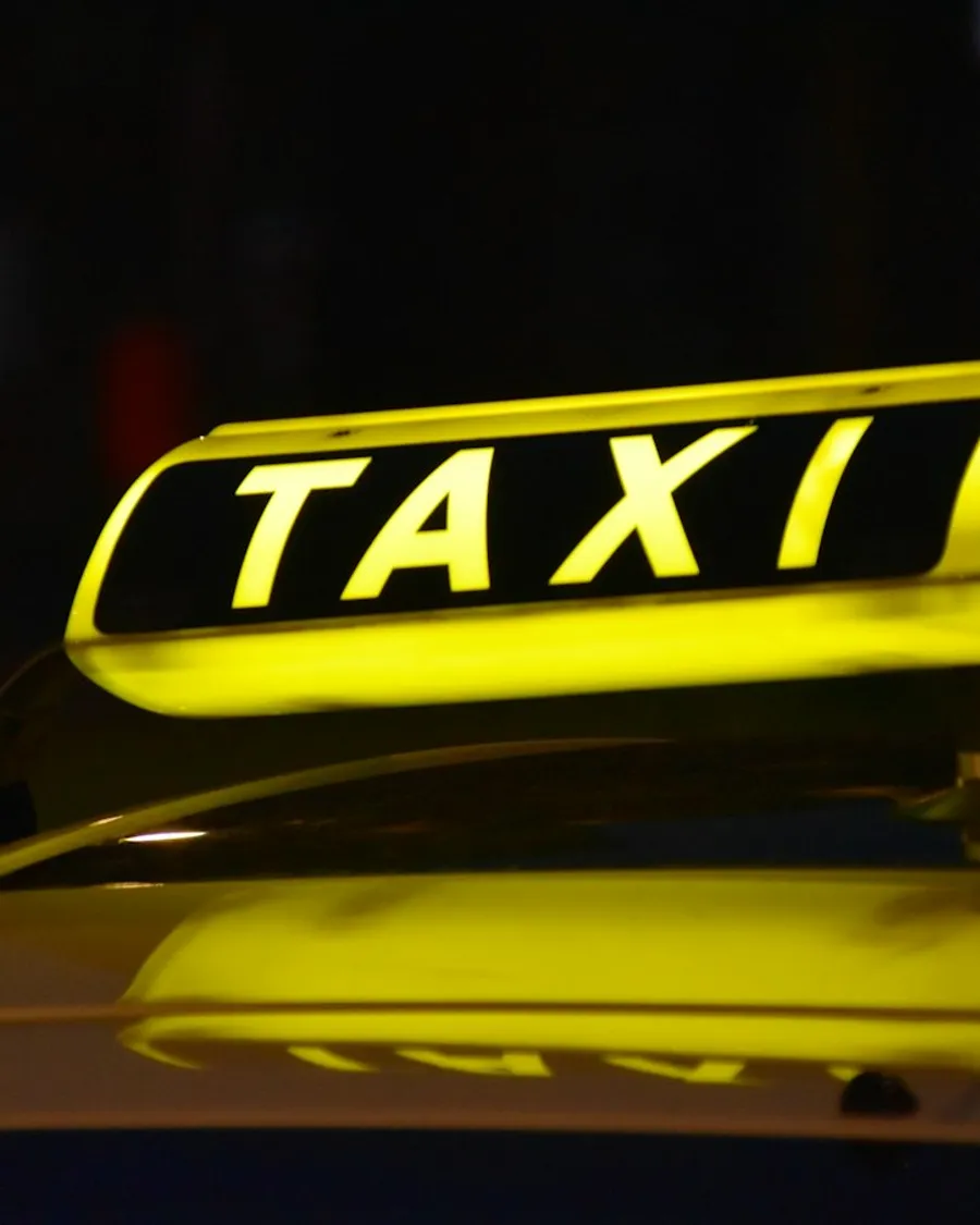 Borne lumineuse TAXI sur le toit d'un véhicule, de nuit
